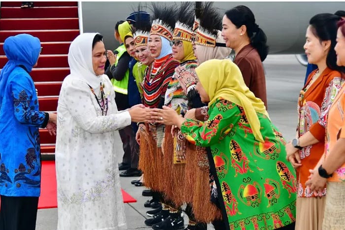 Ibu Iriana Joko Widodo, Ibu Wury Ma’ruf Amin, bersama para anggota Organisasi Aksi Solidaritas Era Kabinet Indonesia Maju (OASE KIM) tiba di Bandar Udara Sentani, Kabupaten Jayapura sekitar pukul 16.15 WIT, pada Senin, 22 Juli 2024. Foto: BPMI Setpres/Vico